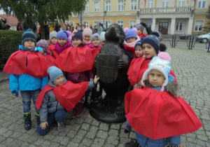 dzieci przed figurą zgierskiego jeża