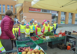 oglądamy warzywa na straganie